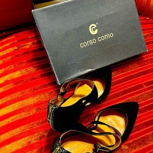 81/2 black shoes very comfortable,heel is not too high a very attractive shoe.